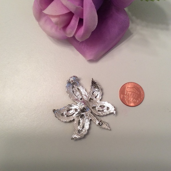 Rhinestones Beautiful Flower Brooch. - Picture 4 of 4